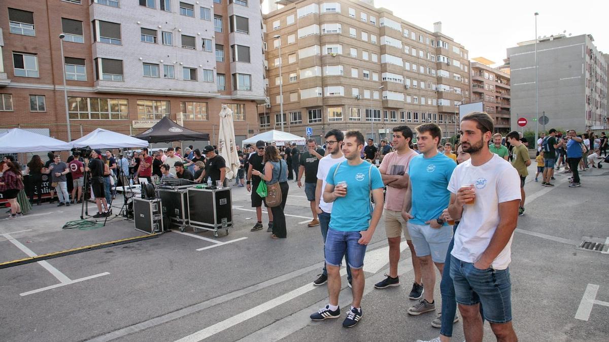 Un grupo de jóvenes observa uno de los conciertos durante la tarde.