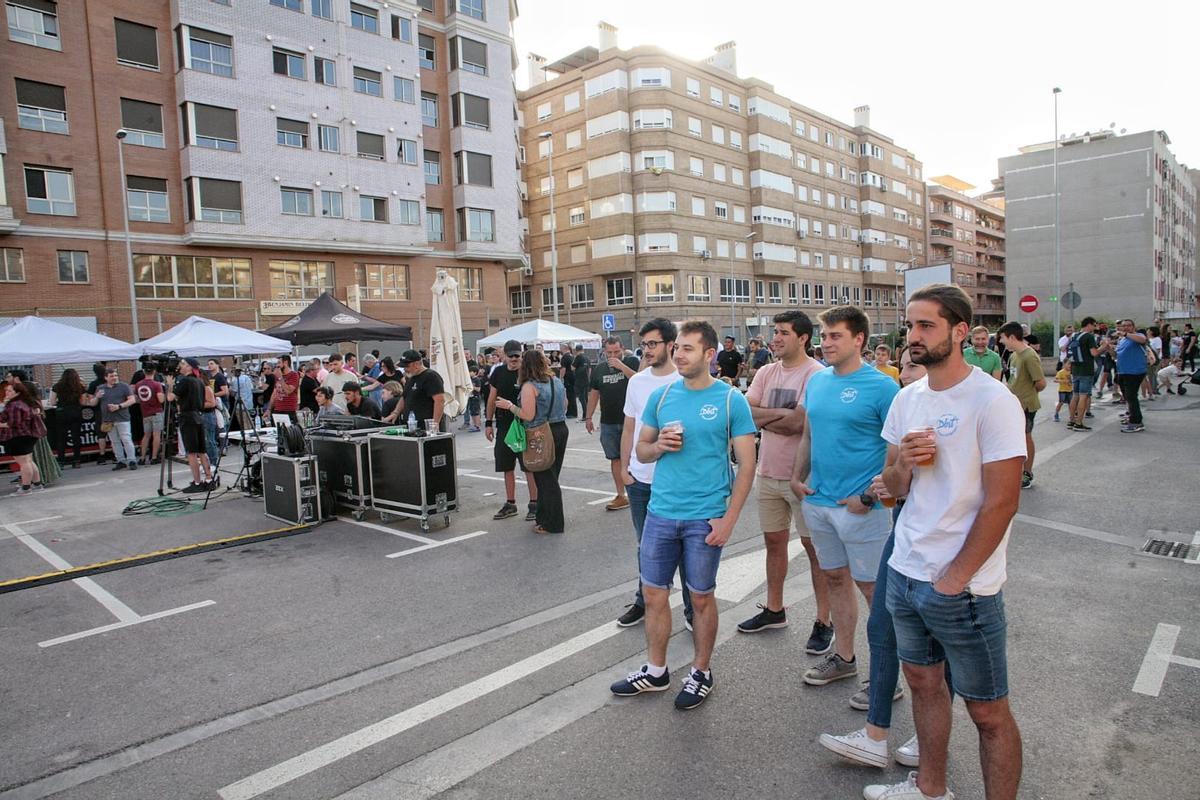 Un grupo de jóvenes observa uno de los conciertos durante la tarde.