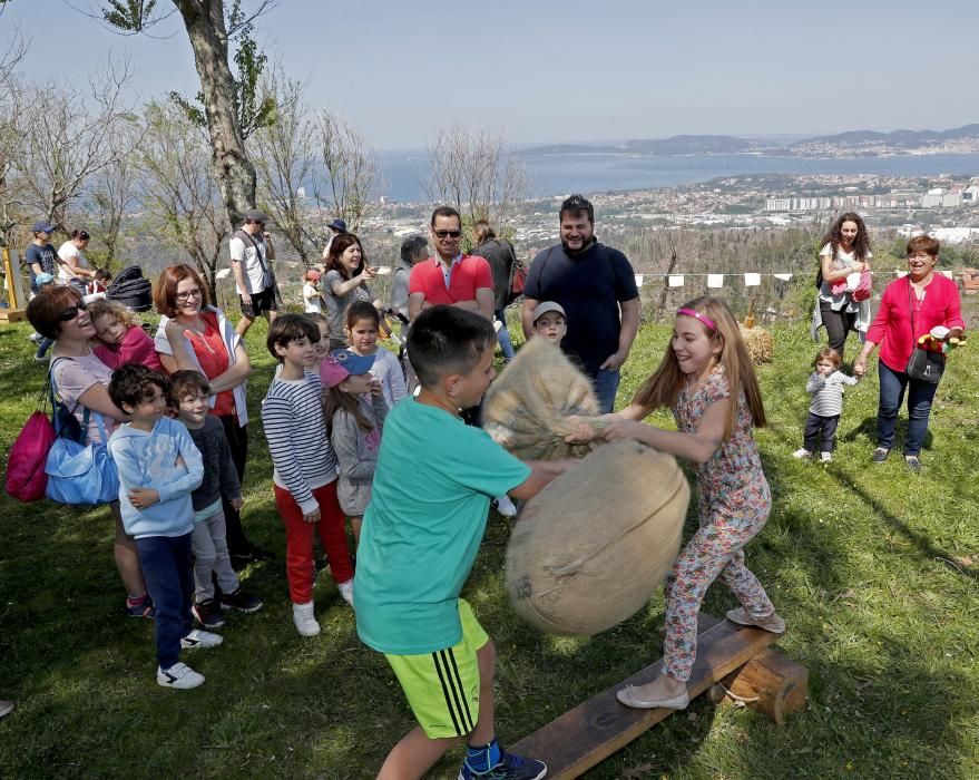 Numerosas familias participan en la Festa Miudiña en Monte dos Pozos, cita que realza el entretenimiento tradicional: sin cables ni teclas ni pantallas.