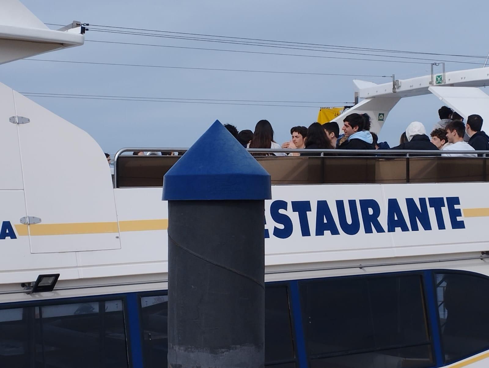 Alumnos franceses en el catamarán "Fly Delfín" realizando la Ruta de los Mejillones por la ría de Arousa.