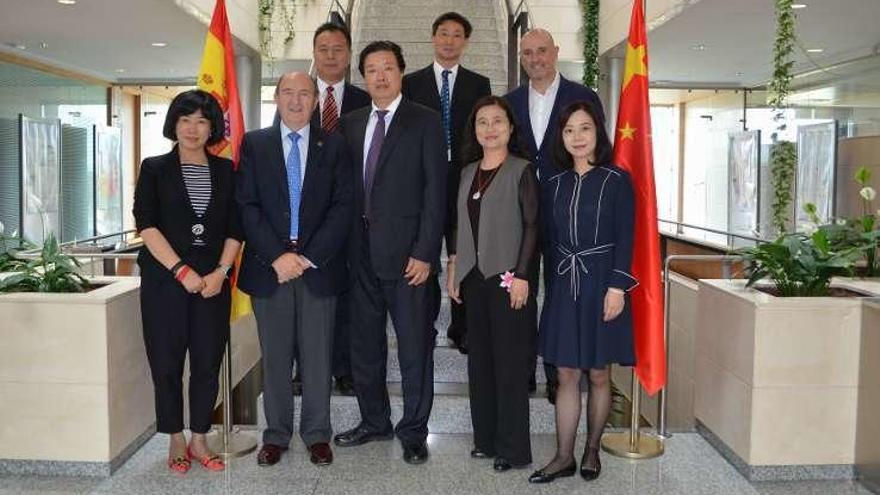 La delegación china, ayer, en Cesuga.