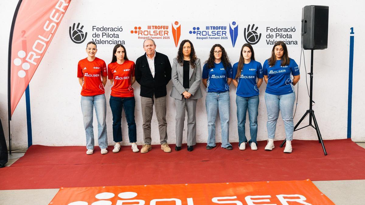 Júlia i Victoria, de roig, en la presentació del Trofeu Rolser a Pelayo este divendres