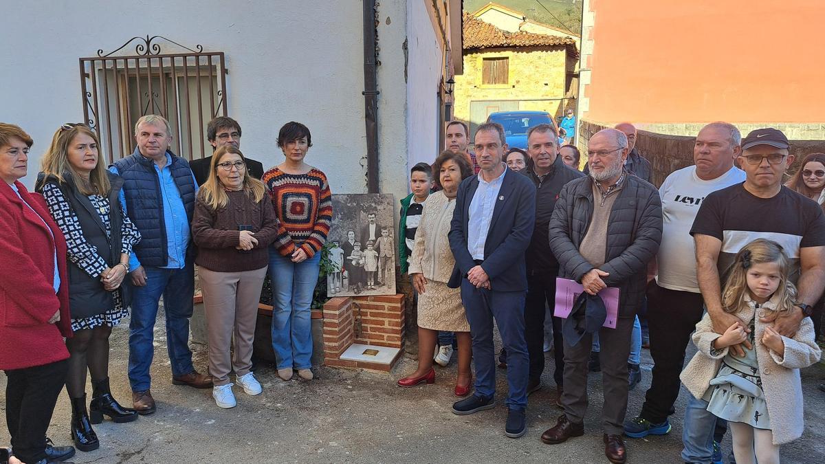 Asistentes al acto de Cabrales, junto al espacio en el que se instaló la "piedra de la memoria", que aparece en el centro de la imagen.