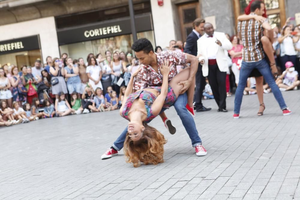 Los artistas del musical "Dirty dancing" hacen una exhibición en la calle en Gijón.