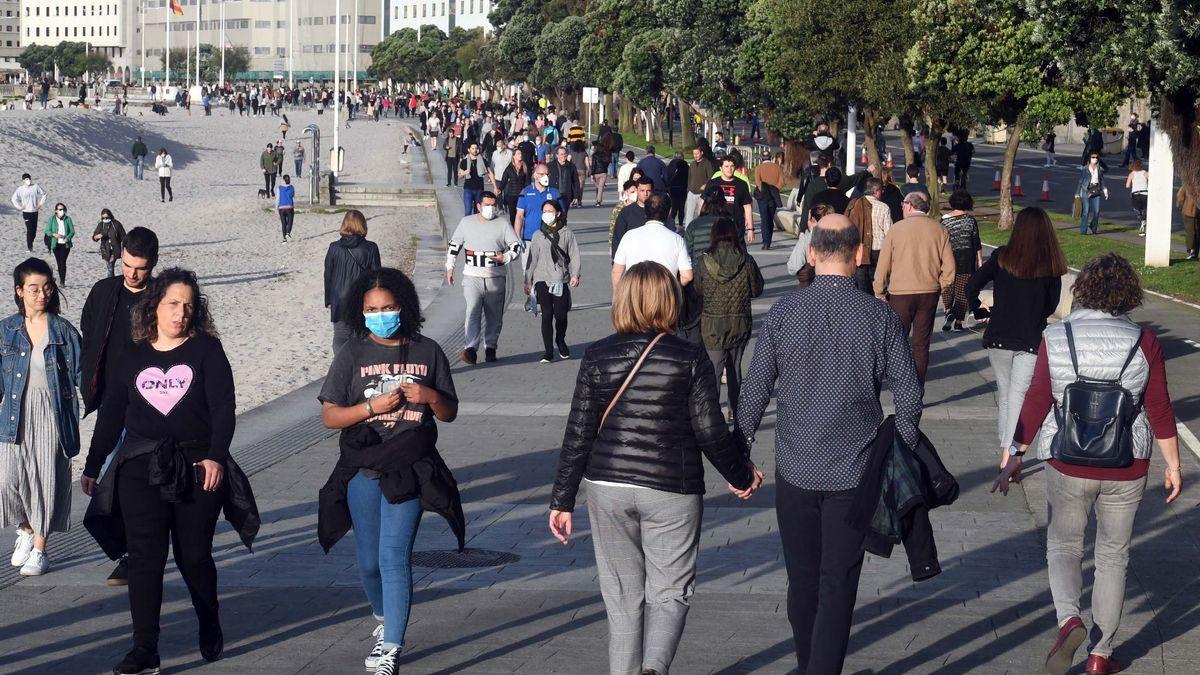 Ciudadanos en el paseo marítimo de A Coruña.