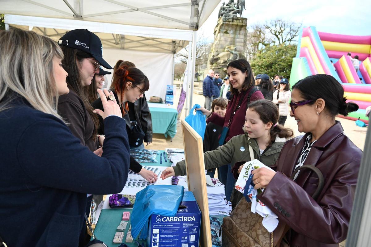En la Praza de España de Pontevedra se instaló ayer un puesto informativo de Fegerec.