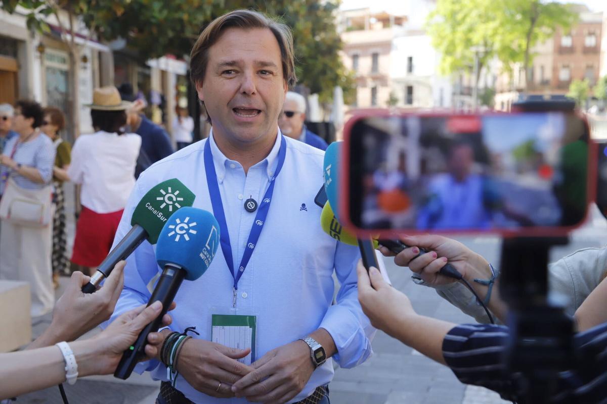 A.J.González Córdoba Elecciones al parlamento andaluz Junta de Andalucía Votaciones en el colegio electoral Ayuntamiento Antonio Repullo votando