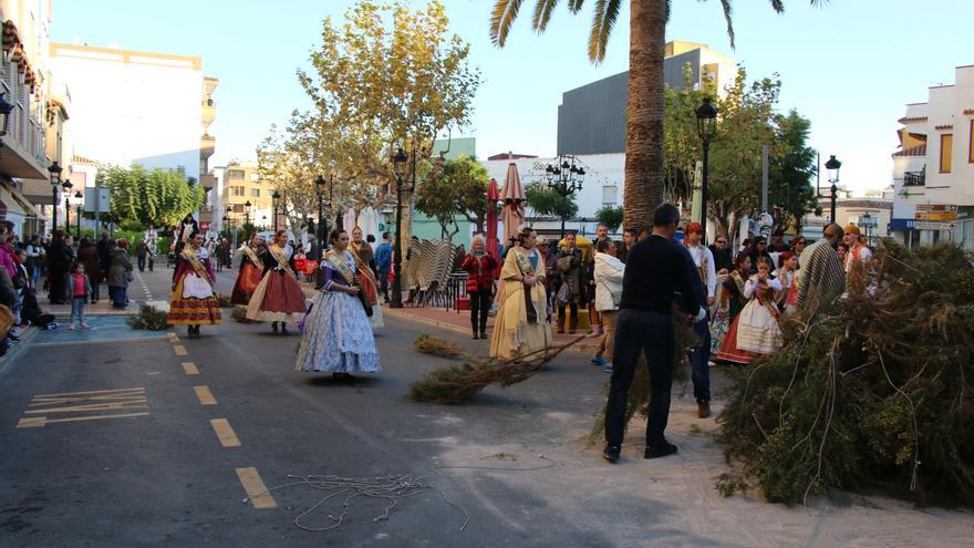 La tradición toma Orpesa con el desfile de argilagues, la cremà y ‘bous al Ravalet’ en honor a Sant Antoni