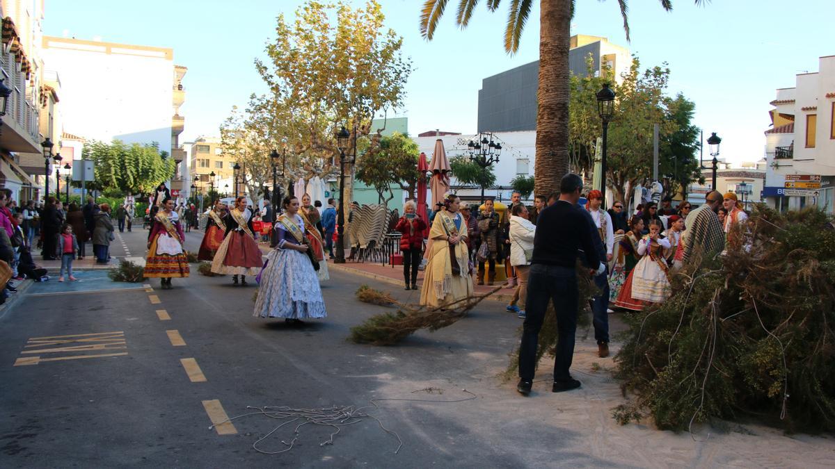 El desfile de les argilagues impregnó de color y tradición las calles del municipio costero en la jornada de este sábado.