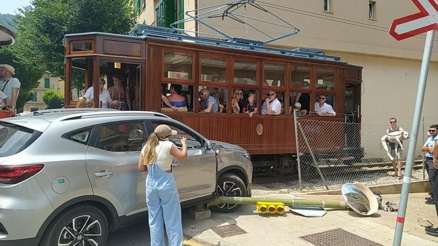 Un coche de alquiler choca contra el tranvía en el Camp de s&#039;Oca de Sóller