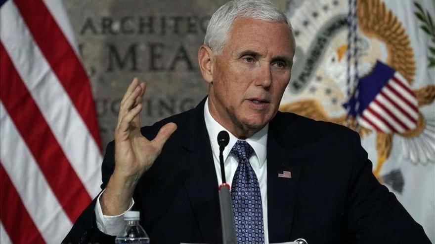 El vicepresidente de EEUU, Mike Pence, se vacuna de coronavirus