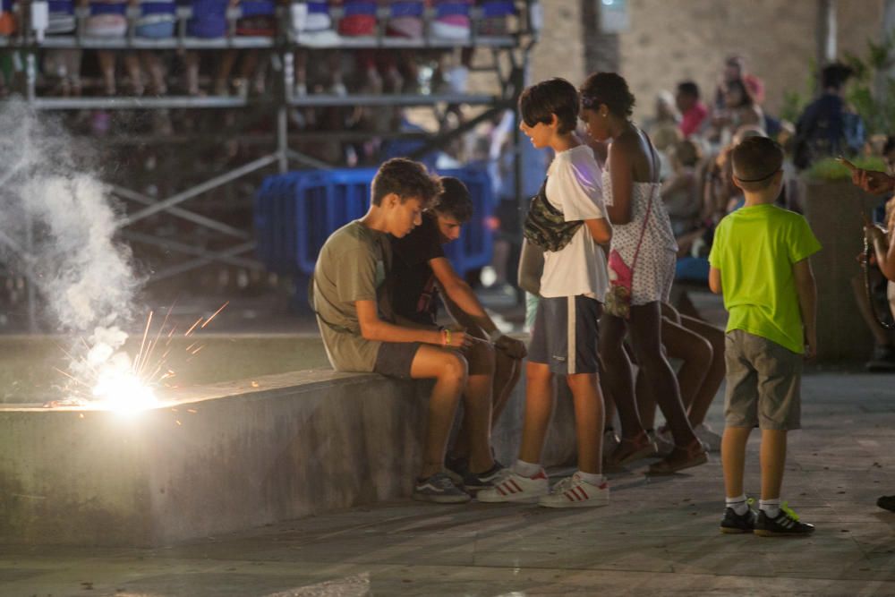 Los niños participan en las fiestas de Santa Pola día y noche, con sus petardos, con juegos y actividades pensadas para ellos y con bailes en las kábilas y barracas