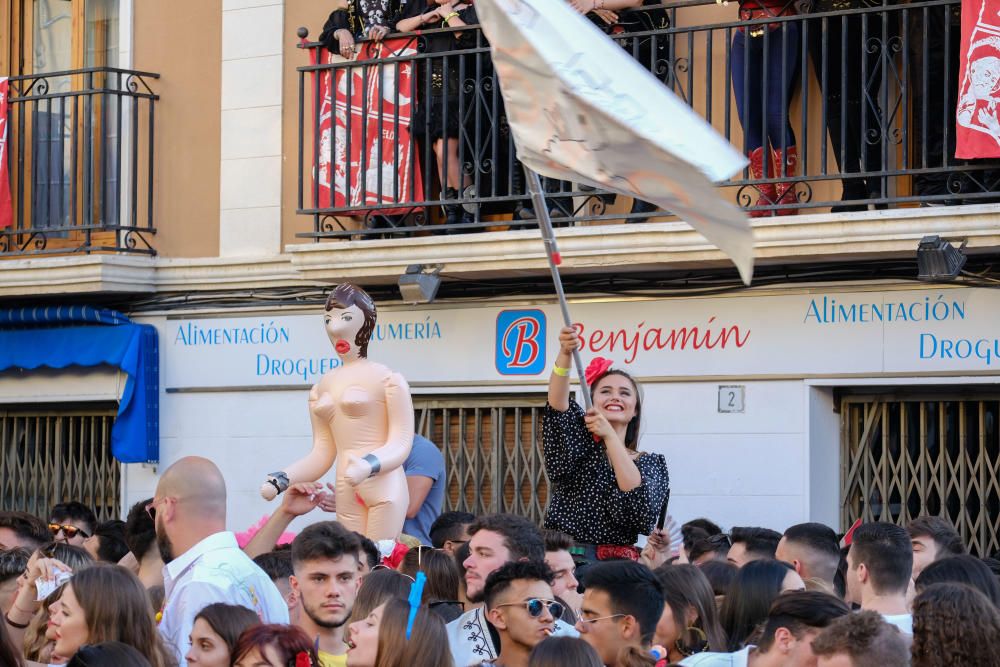 Millones de papelitos sobrevolaron a los miles de eldenses que se apiñaron cerca del castillo de Embajadas para escuchar y cantar el pasodoble Idella, que marca el comienzo de las fiestas