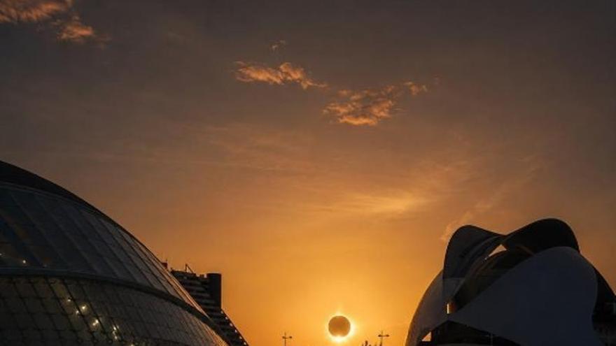 Las cifras del eclipse en València: doce asistencias sanitarias, más de siete toneladas de basura y la mitad de agua consumida