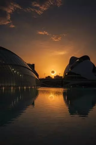 Las cifras del eclipse en València: doce asistencias sanitarias, más de siete toneladas de basura y la mitad de agua consumida