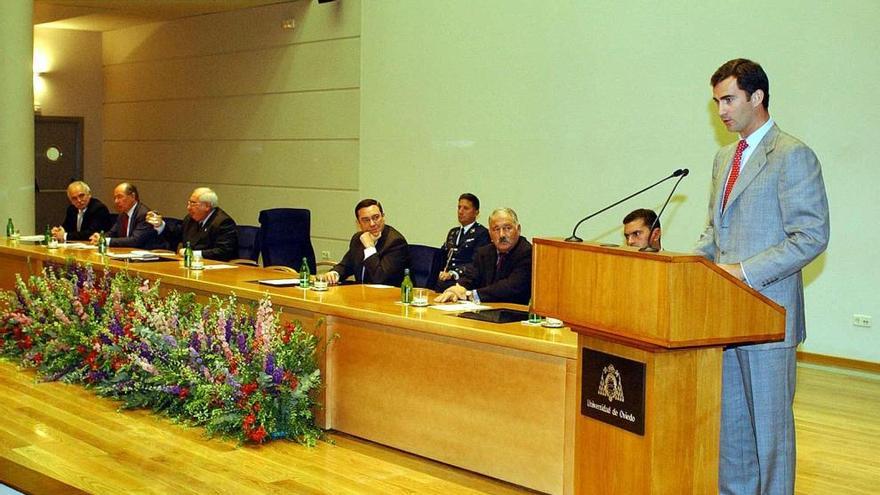 El entonces Príncipe Felipe, en la inauguración de campus de Mieres, en 2002.