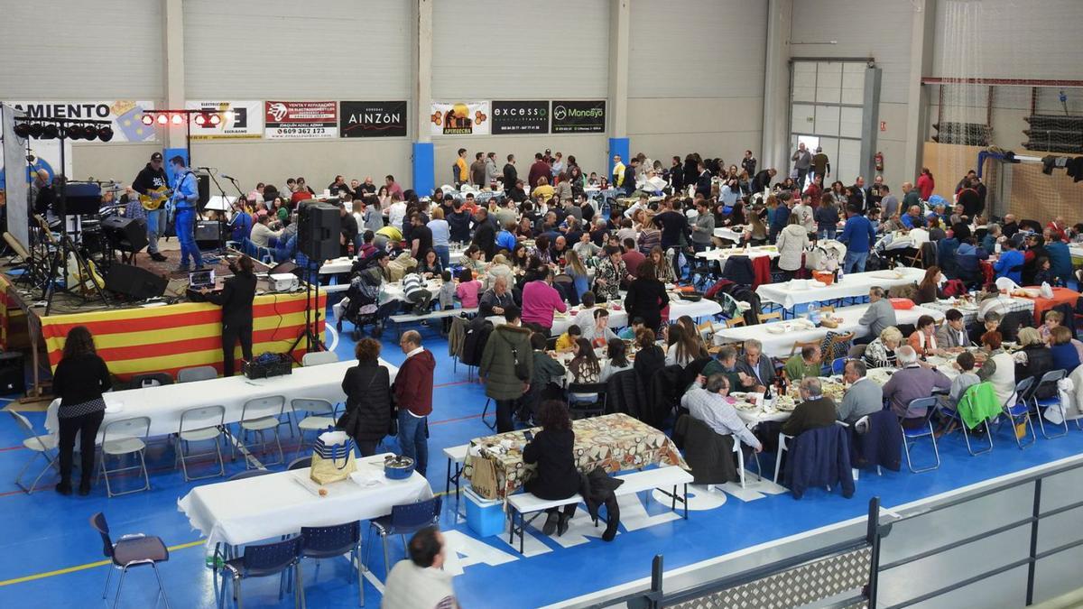 El polideportivo de Ainzón acogió el acto más esperado por todos los vecinos, la comida popular. | SERVICIO ESPECIAL