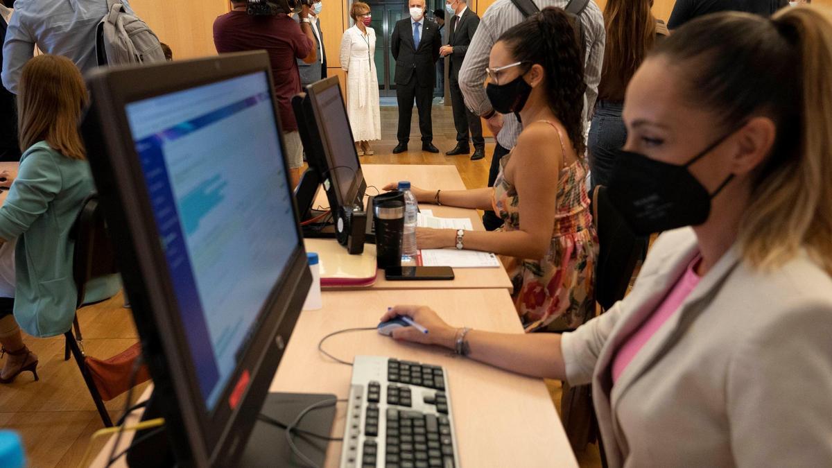 Mujeres trabajan en una oficina.