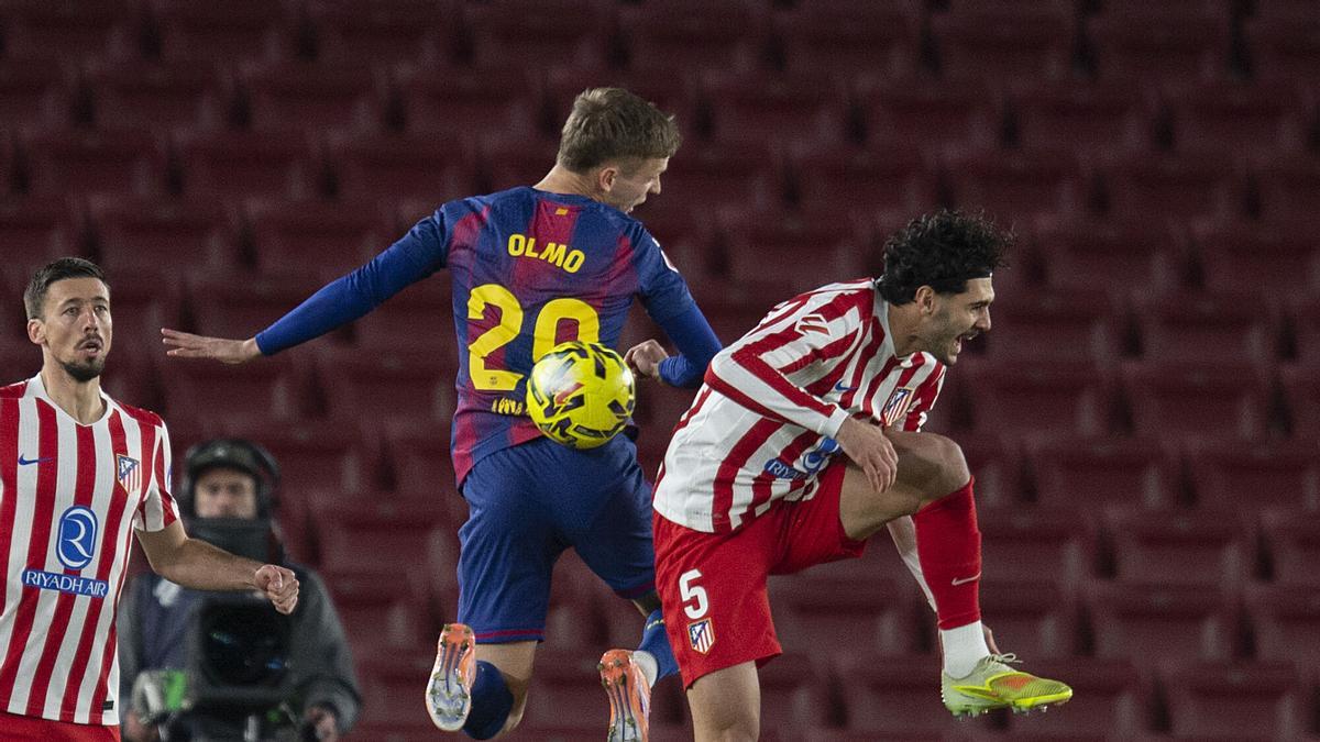 Olmo y Johnny disputan un balón durante el partido de liga entre el FC Barcelona y el Atlético de Madrid en el Spotify Camp Nou