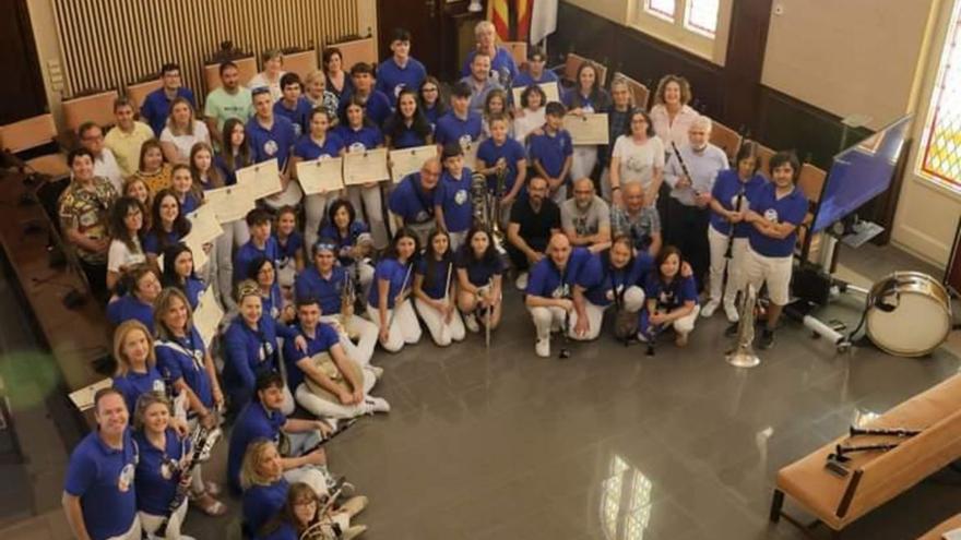 Foto de familia con todos los miembros de la agrupación en el ayuntamiento. | TONI TORRANO