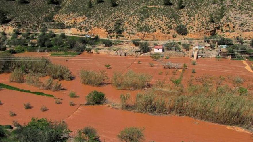 Imagen del mes de abril del cauce del río Mundo desbordado