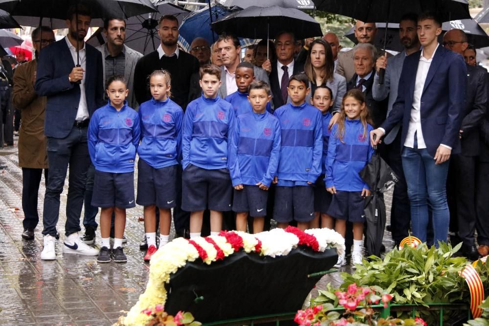 Les ofrenes florals al monument a Rafael Casanova