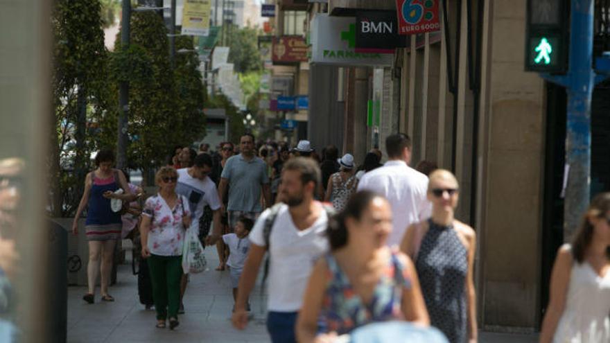 Transeúntes en la avenida Maisonnave este verano