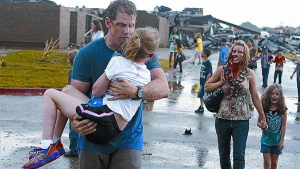 Profesores de la escuela elemental Briarwood sacan a los niños del centro, ayer, en Moore (Oklahoma).