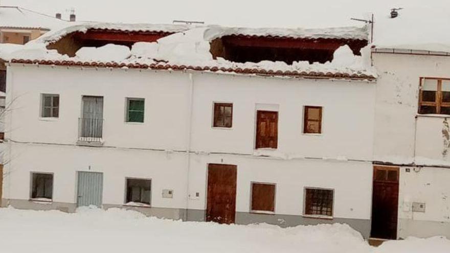 Cien efectivos de la UME trabajan ya para retirar nieve en Vilafranca y Ares