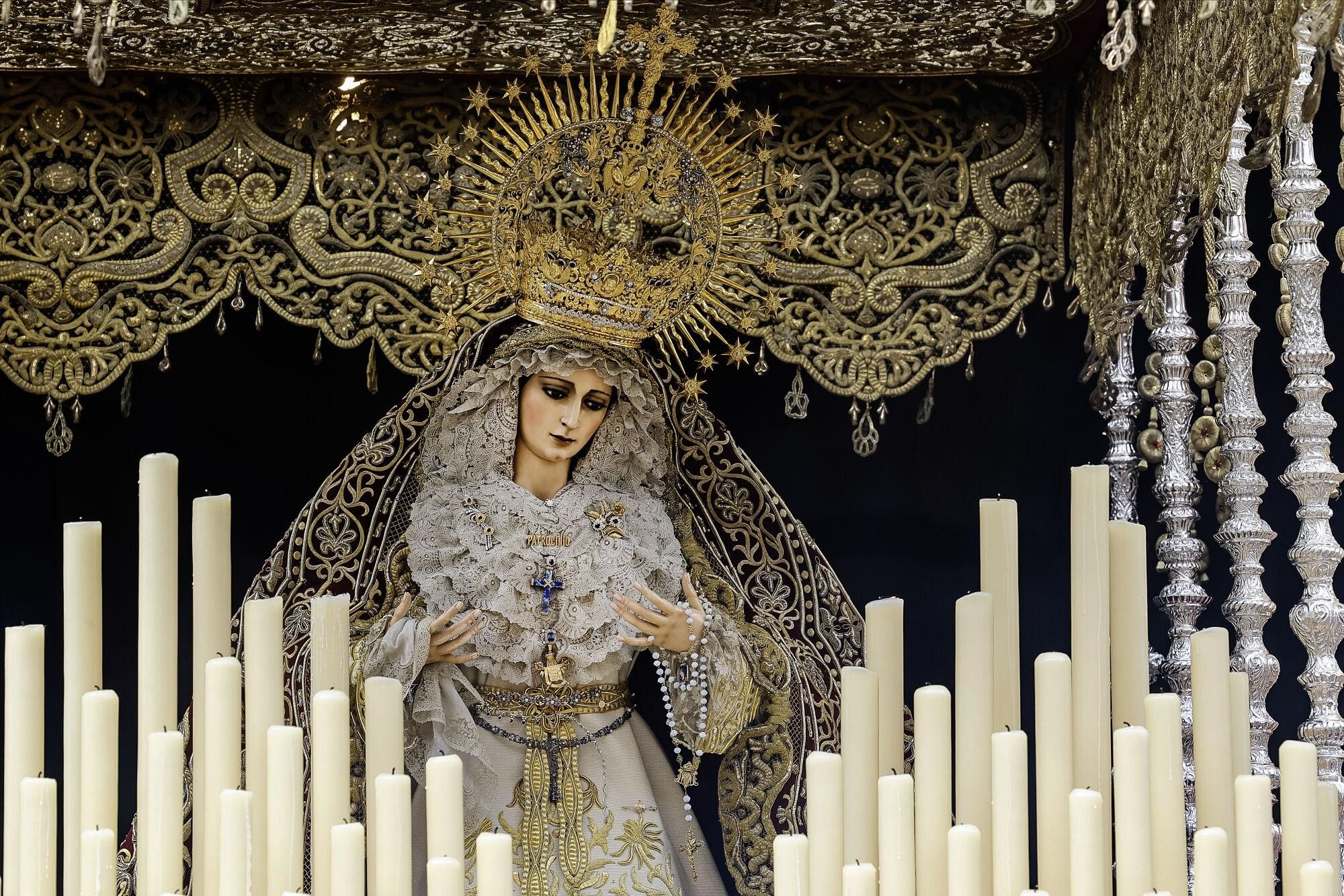 SEVILLA, 18/04/2025.- La Señora del Patrocinio durante su estación de penitencia a la salida del templo este Viernes Santo, en Sevilla. La Hermandad del Santísimo Cristo de la Expiración, conocida popularmente como la Hermandad del Cachorro, realiza su estación de penitencia hoy Viernes Santo, 18 de abril de 2025. Desde su basílica en la calle Castilla, en el corazón de Triana, la cofradía recorrerá Sevilla con sus dos pasos: el del Santísimo Cristo de la Expiración, conocido como el Cachorro, y el de Nuestra Madre y Señora del Patrocinio.EFE /José Manuel Vidal