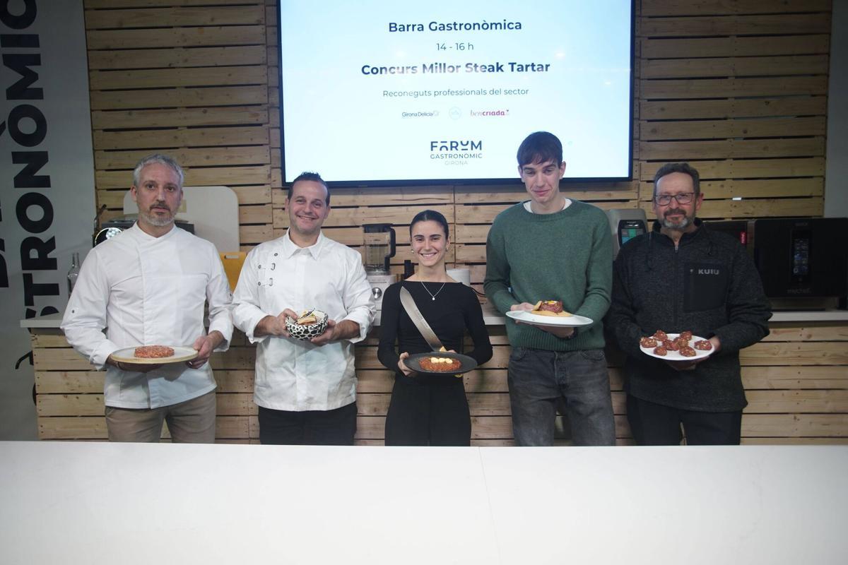 Els cinc participants en el concurs, amb sle seus steak tartars; al centre, Júlia Motera amb el premi