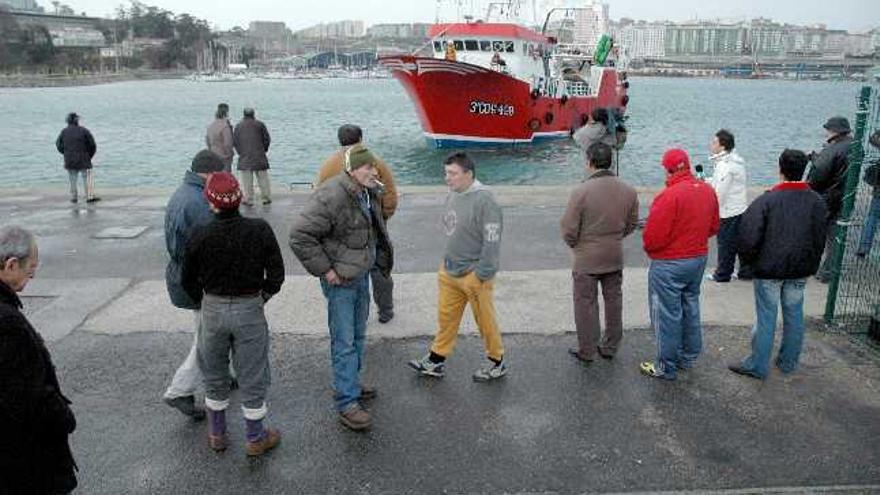 Imagen del barco &quot;Plaia de Esteiro&quot;, con base en Riveira, que trasladó al muelle de Oza, puerto pesquero de A Coruña, a José Manuel Parada, uno de los marineros del pesquero &quot;Cordero&quot; que fue rescatado después de que dicho pesquero naufragase esta madrugada a 20 millas de Cabo Prior, en la zona de Ferrol, en la provincia de A Coruña, a bordo del cual viajaban ocho tripulantes,. EFE/Cabalar