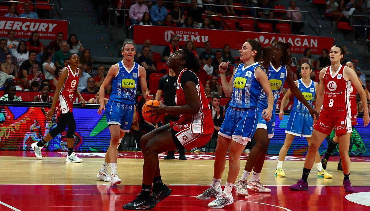 Aminata Gueye, antes de tirar a canasta durante el partido ante el Cadí La Seu en el Príncipe Felipe.