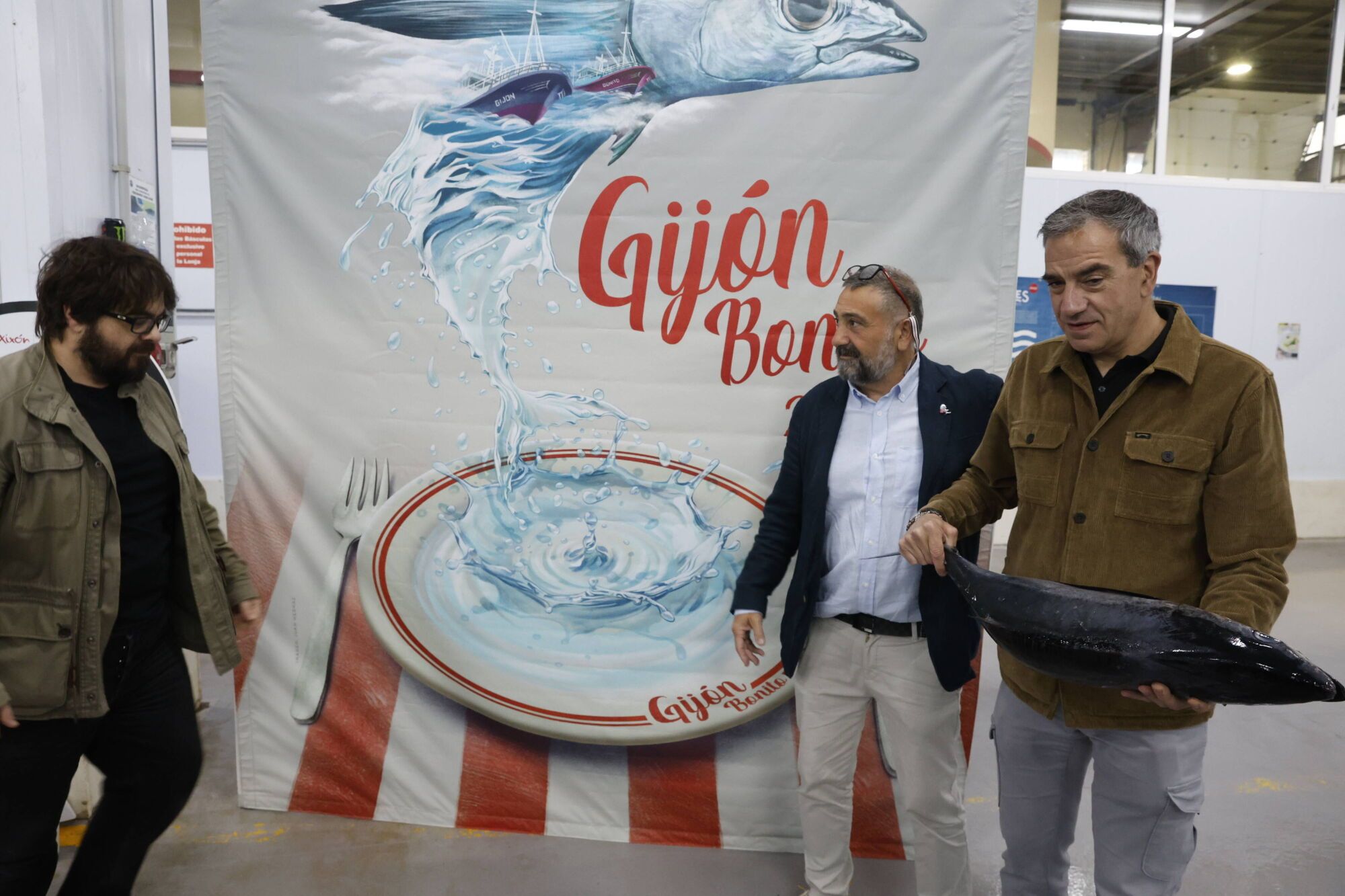 EN IMÁGENES: La campaña de bonito arranca en la lonja de Gijón con una descarga de 2.800 kilos: "El pescado está cambiando las rutinas"
