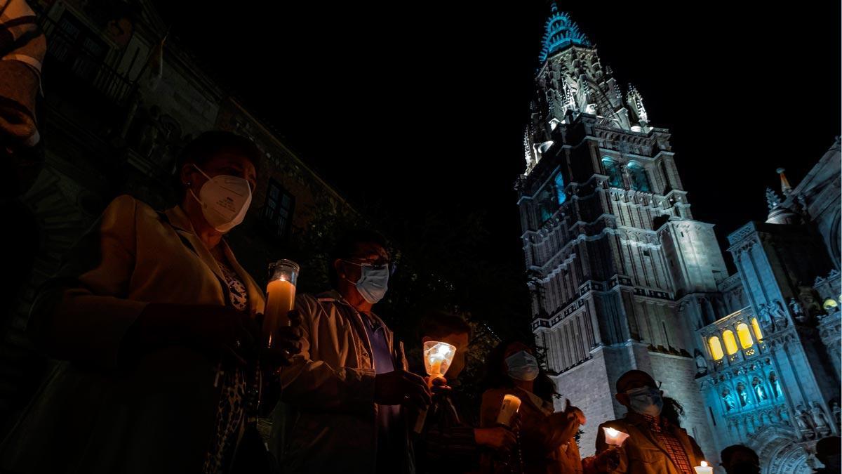 Rezo ante la Catedral de Toledo como acto de reparación tras la grabación de un vídeo de C. Tangana y Nathy Peluso en el templo.