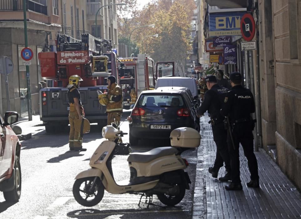 Arde una buhardilla junto a los juzgados de Vía Alemania