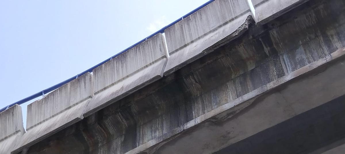 Alerta por el desprendimiento de varios cascotes del puente de la A-52 en Castro de Sanabria.