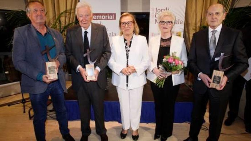 Carme Hospital, presidenta de la Fundació (al centre), amb Josep Lloret, Antoni Vila Casas i el matrimoni de Licors Grau, Jordi Grau i Maria Dolors Segarra.