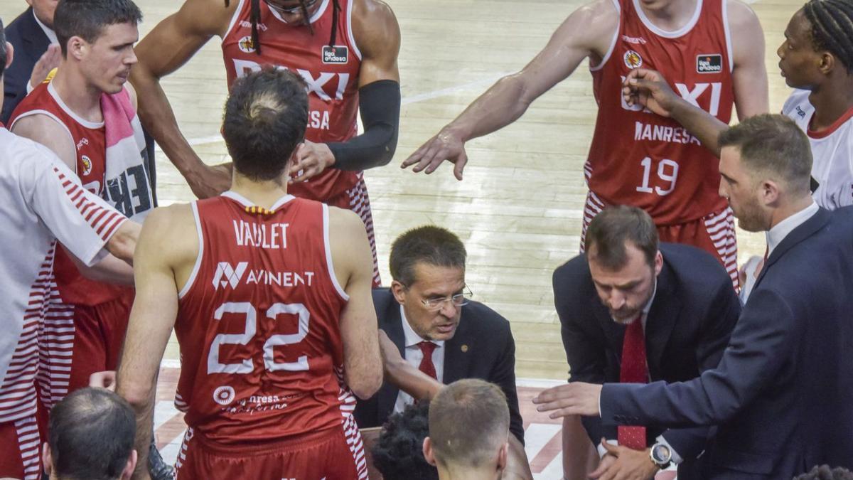 Pedro Martínez dona instruccions als seus jugadors en un temps mort | OSCAR BAYONA