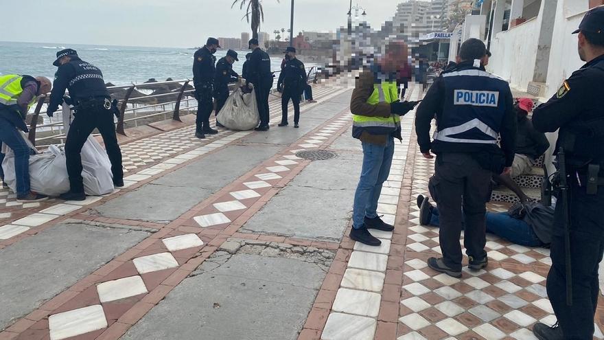 Los agentes de la Policía Nacional y Local de Benalmádena, durante la operación contra las falsificaciones