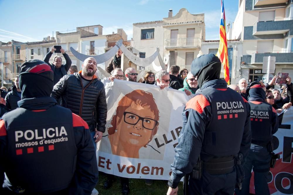 Un grup de manifestants antifeixistes amb un cartell de l'ex consellera Dolors Bassa