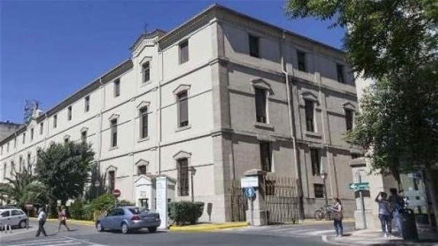 Cordero espera que la decisión sobre el uso del Hospital de la Montaña de Cáceres llegue &quot;pronto&quot;