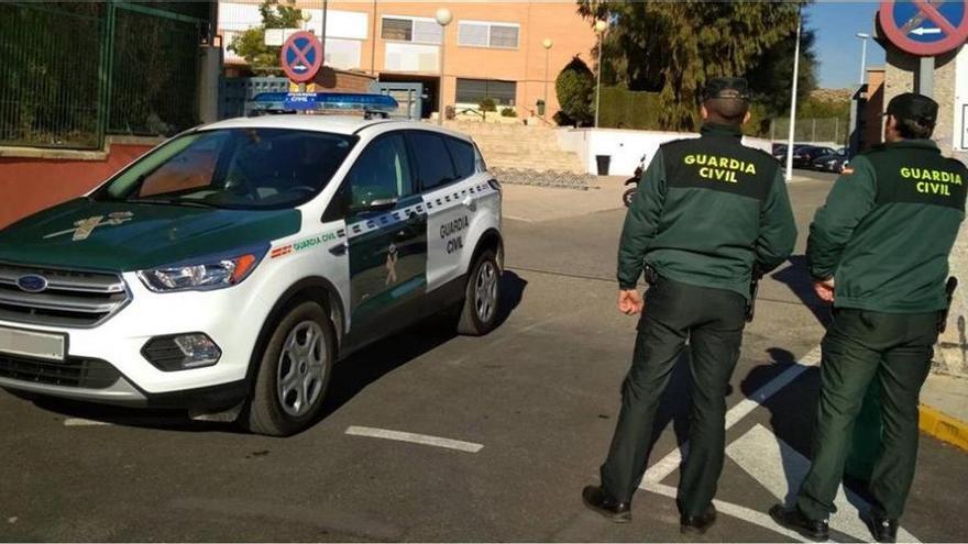 Circula por Benicarló ebrio, en dirección contraria y con un menor fugado de su casa