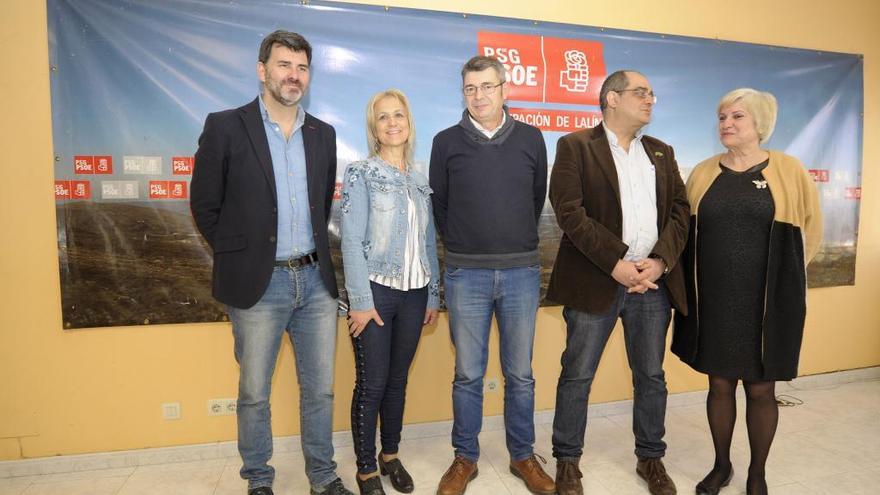 Román Santalla, junto a Casares, Sánchez, González y Alonso, hoy, en la sede socialista de Lalín. / Bernabé | J. Lalín