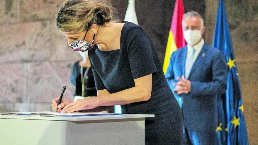 La ministra de Trabajo y Economía Social, Yolanda Díaz, durante la firma del convenio del Plan Integral de Empleo de Canarias.