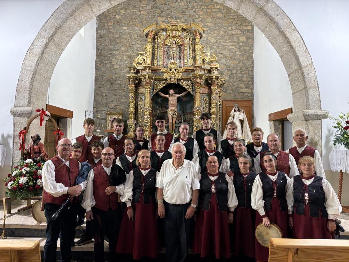 El lunes en Mahide tras la misa con Manteos y Monteras.