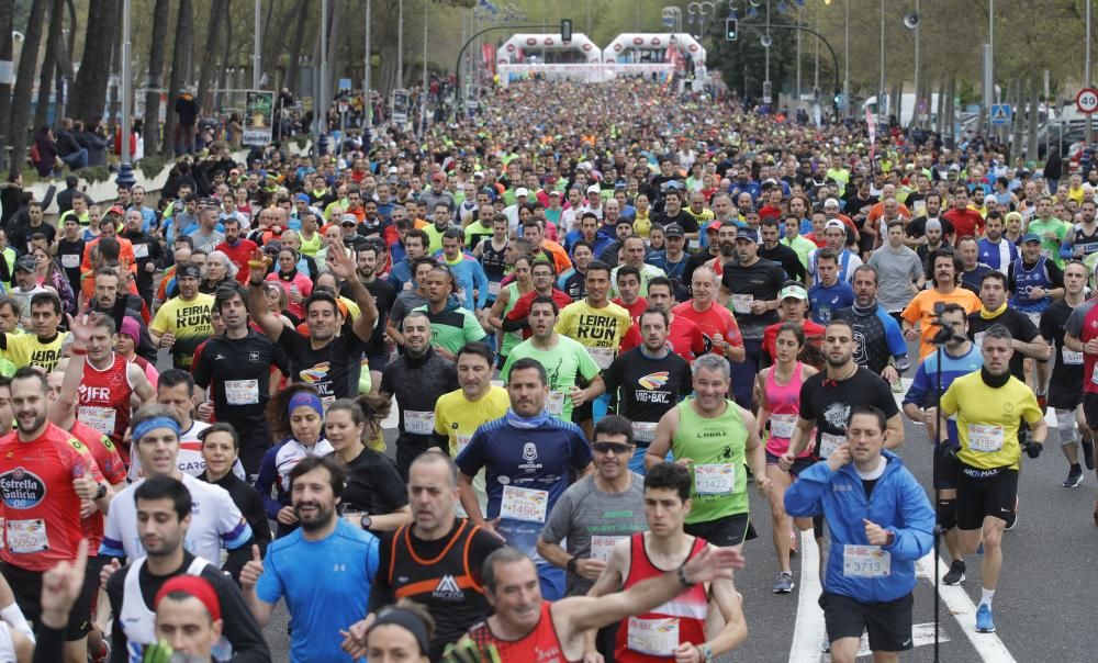 Más de 4.000 corredores toman la salida en Samil del medio maratón.