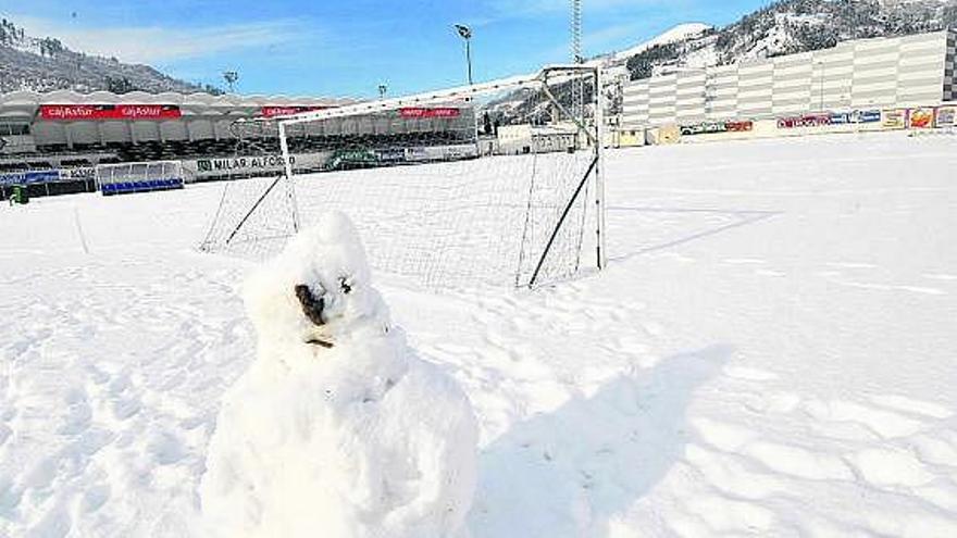 En primer término, un muñeco de nieve, el pasado domingo, en el estadio Hermanos Antuña.