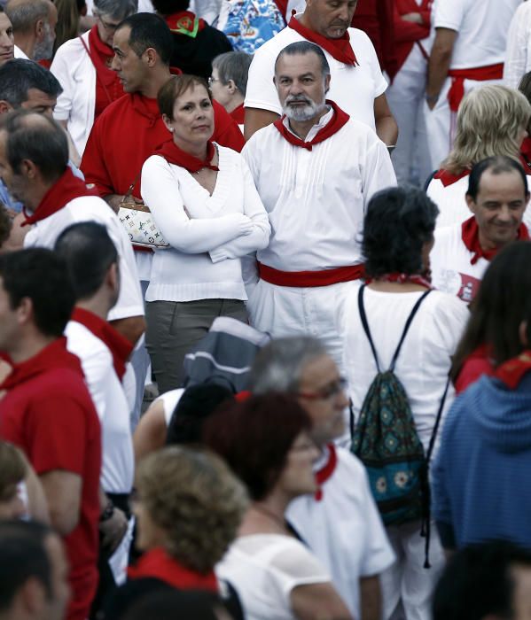 Miles de pamploneses han llenado este lunes la plaza del Castillo para expresar nuevamente su rechazo a las agresiones sexuales ocurridas en los Sanfermines.