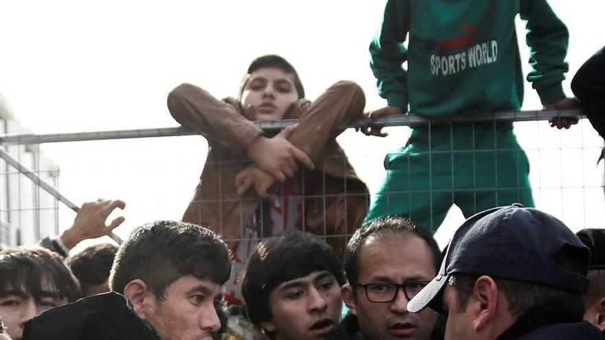 Protesta de inmigrantes afganos, esta semana, en el campo de refugiados establecido en el aeropuerto ateniense en desuso de Hellenikon.